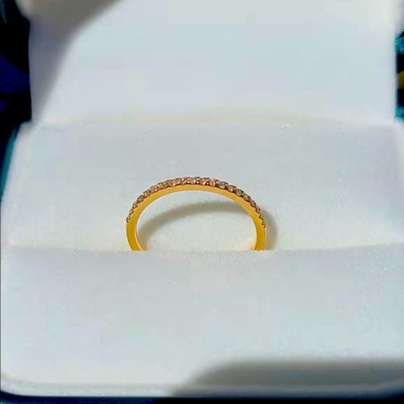 Solid 18k gold diamond band - Picture 7 of 11